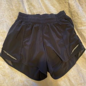 LULULEMON SIZE 2 HOTTY HOT SHORTS, 4INCH